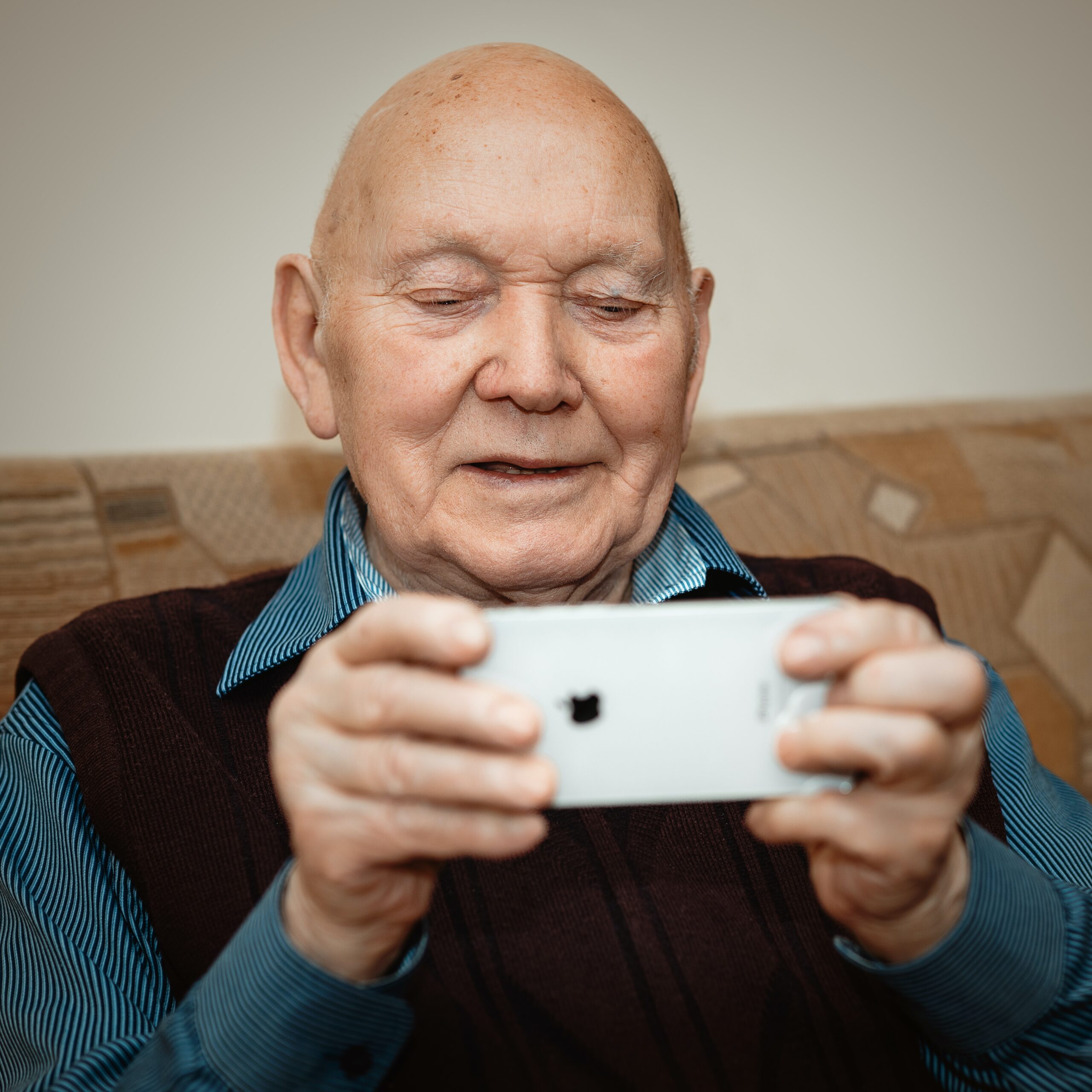 Online Sign-ups Complicate Vaccine Rollout for Older People