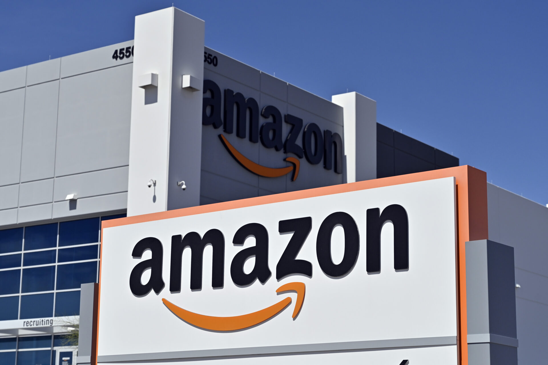 Amazon Introduces Rufus: The In-App AI Shopping Assistant