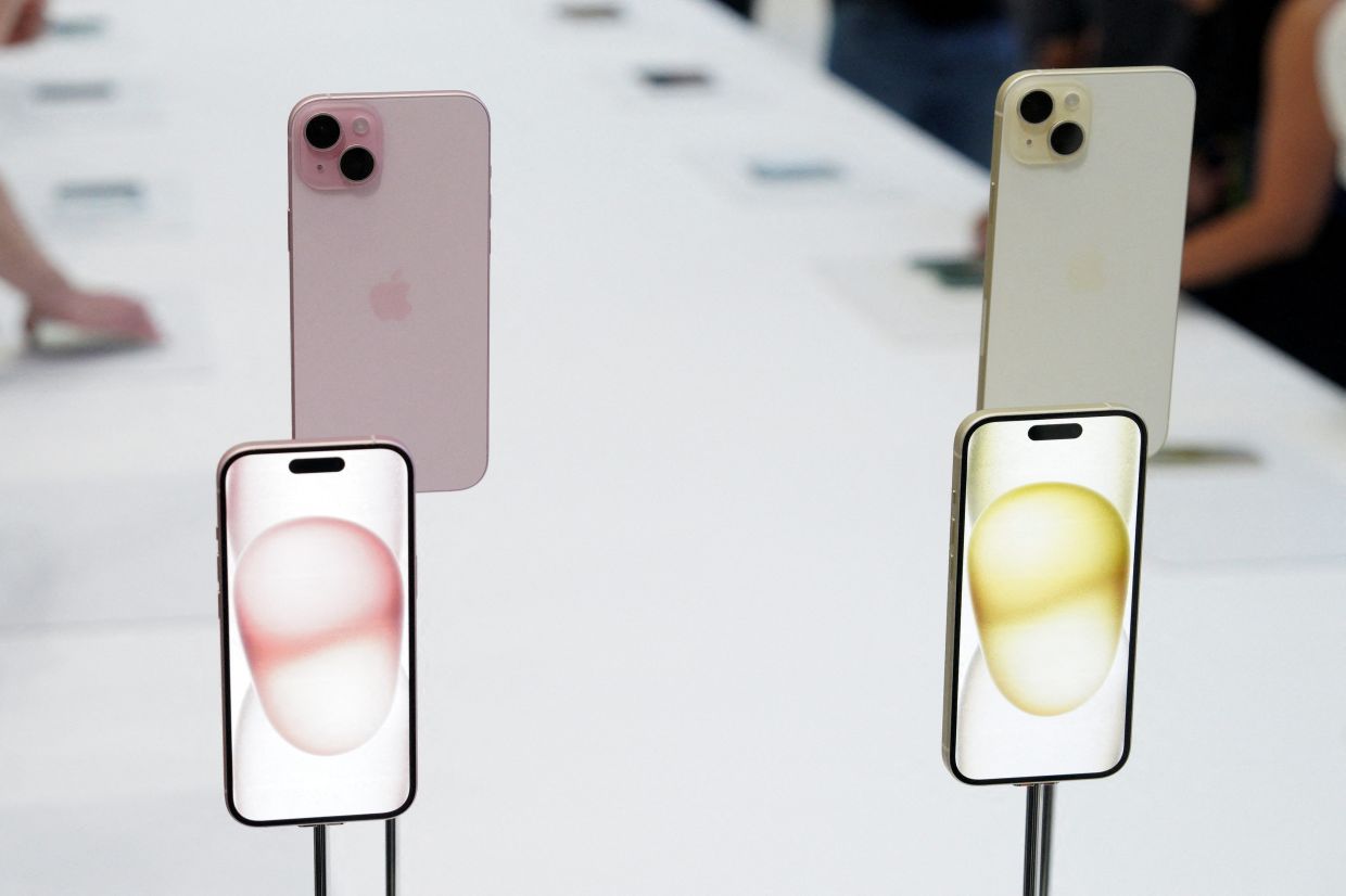 According to IDC, Samsung surpasses Apple as the leading phonemaker as iPhone shipments decline.
