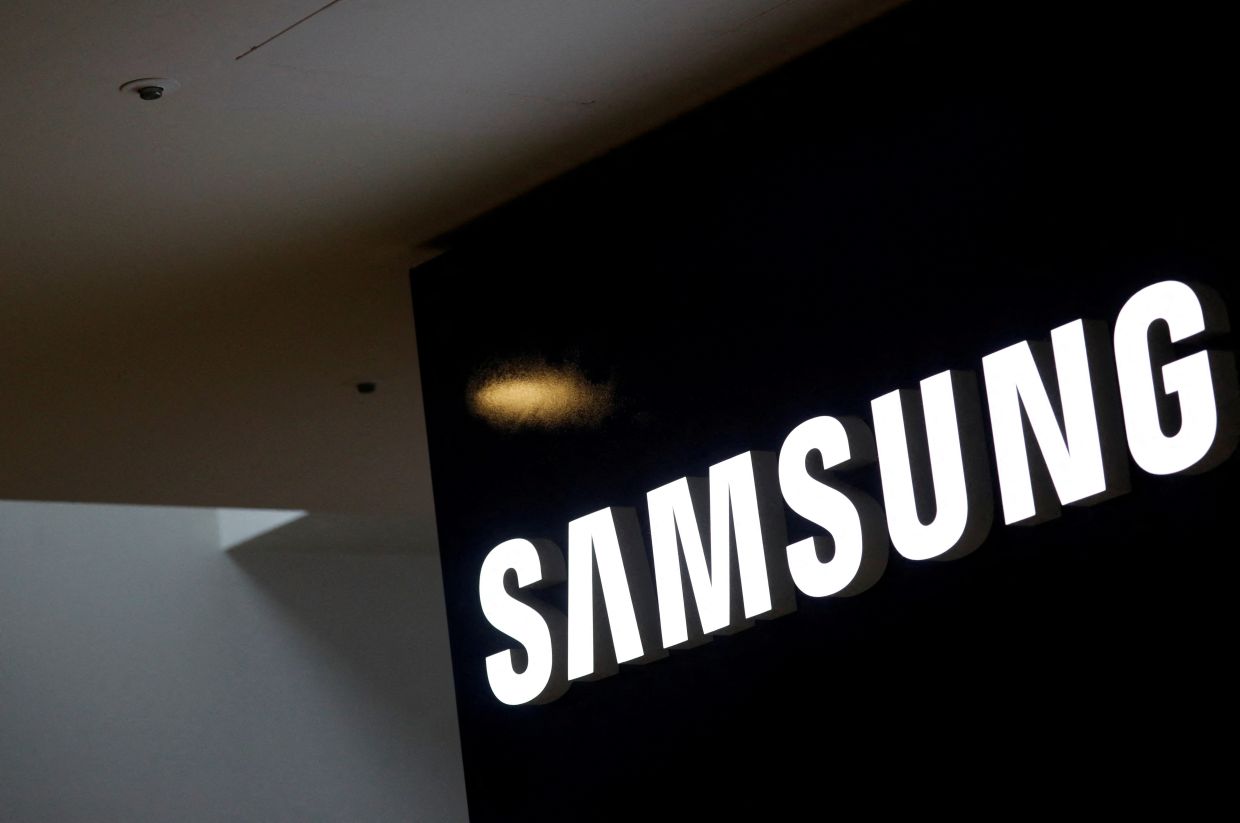 Samsung’s profit is expected to reach its highest in six quarters due to rising chip prices.