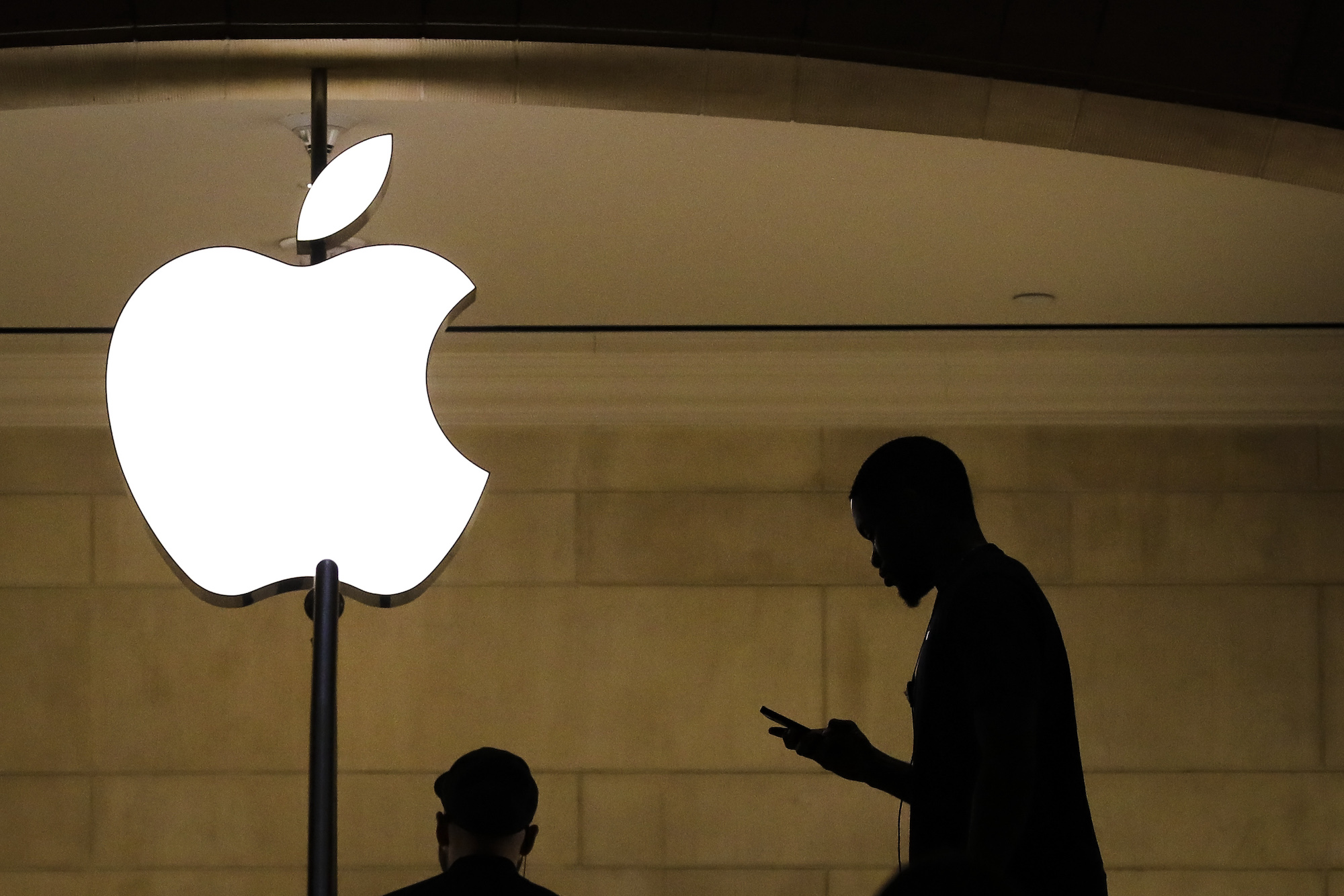 Apple Warns iPhone Users of Spyware Threats in 92 Countries