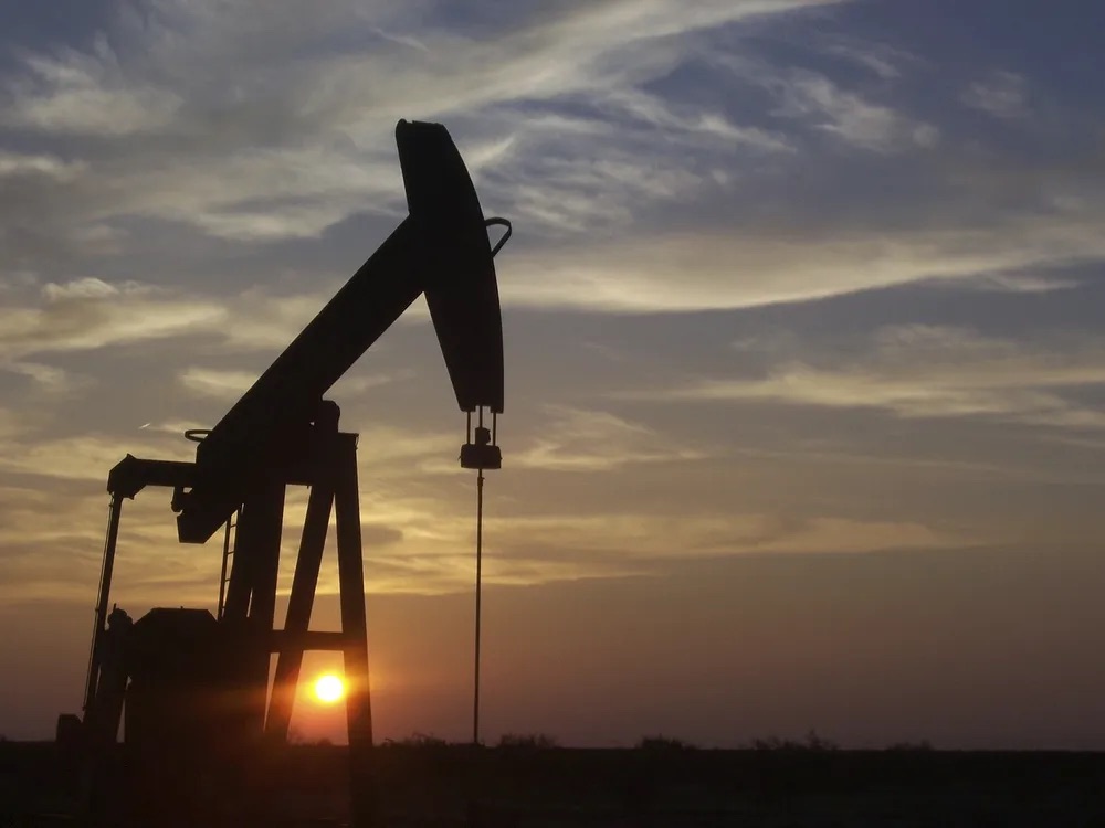 Trump Signals Tariffs on Countries Purchasing Venezuelan Oil