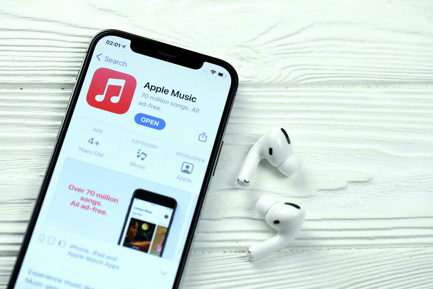 Apple Music Integrates DJ Tools to Let DJs Create Mixes with Its Catalog