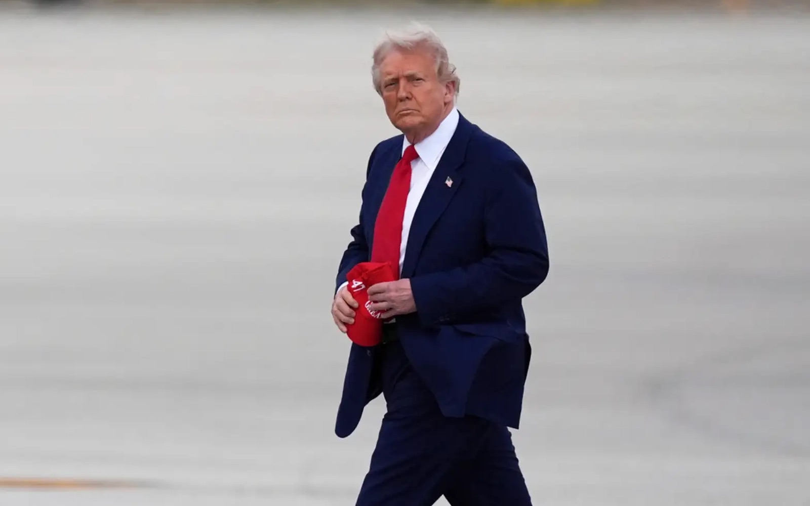 Trump Sets 10% Tariff Deadline, Urges America to ‘Hang Tough