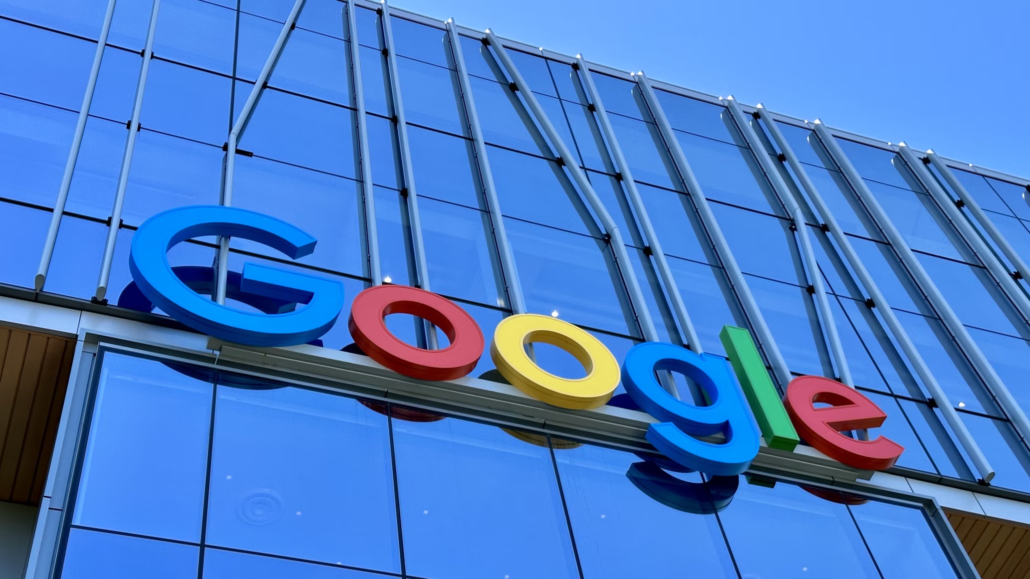 Google Risks Losing $26B Search Deals, But Analysts See Boost for AI Push