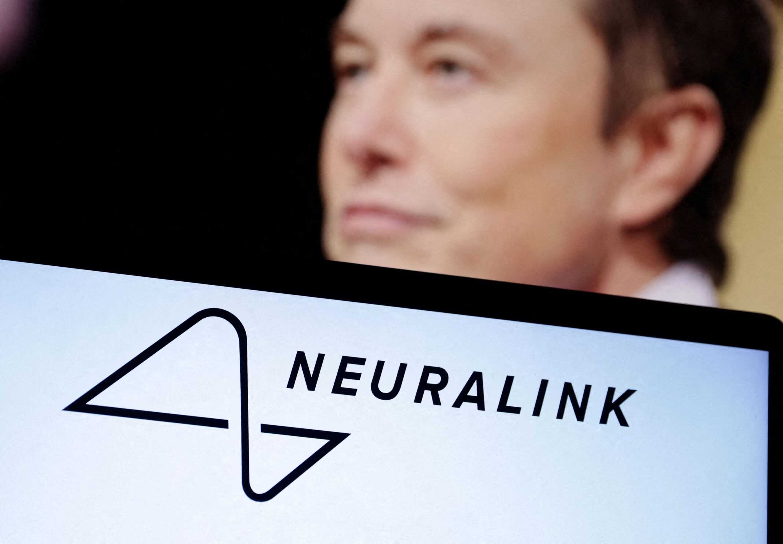 Musk’s Neuralink Targets Thought-to-Text Clinical Trial in October