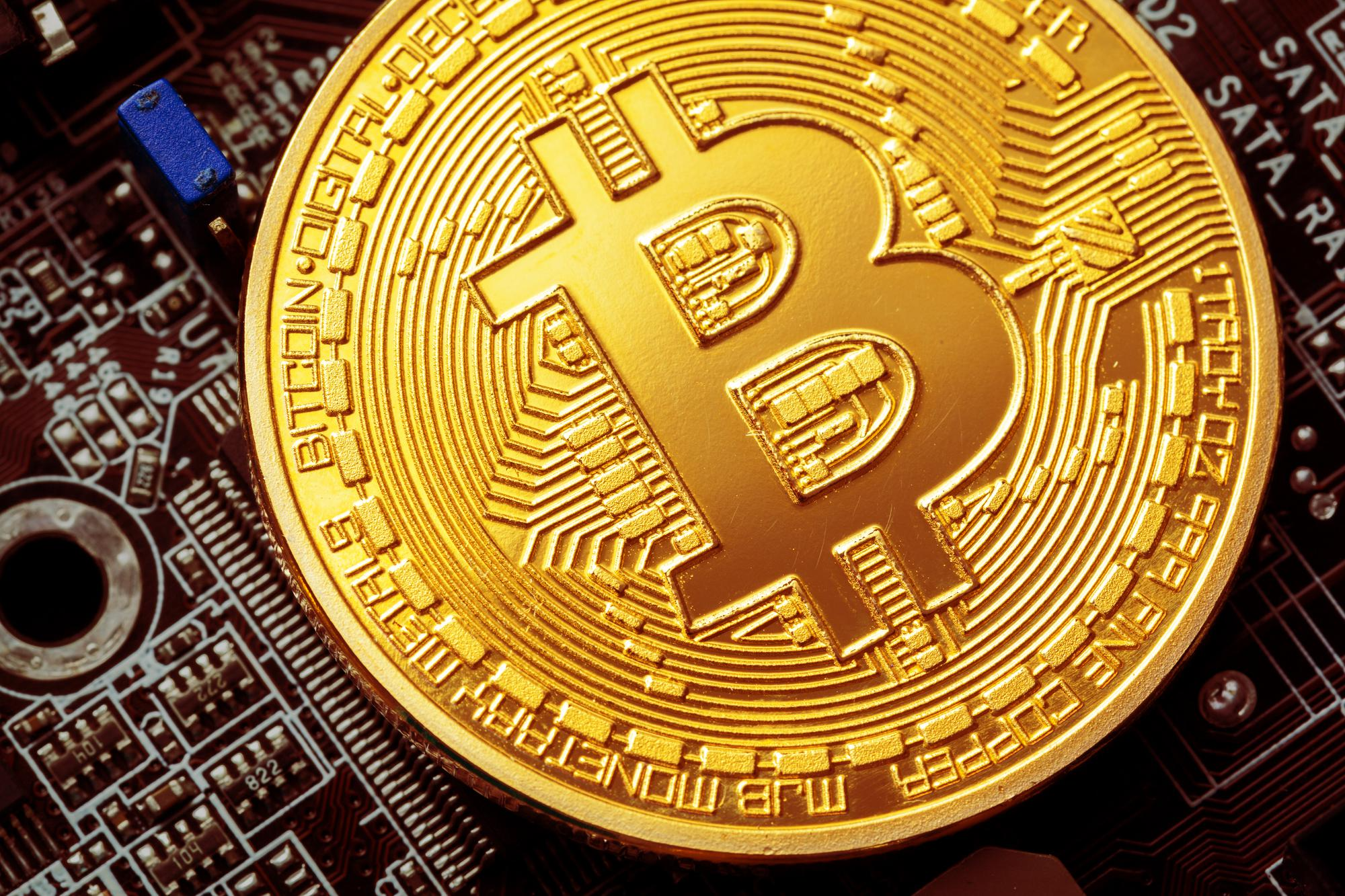 Bitcoin Slides Below $95,000 as AI-Linked Tech Sell-Off Weighs on Markets