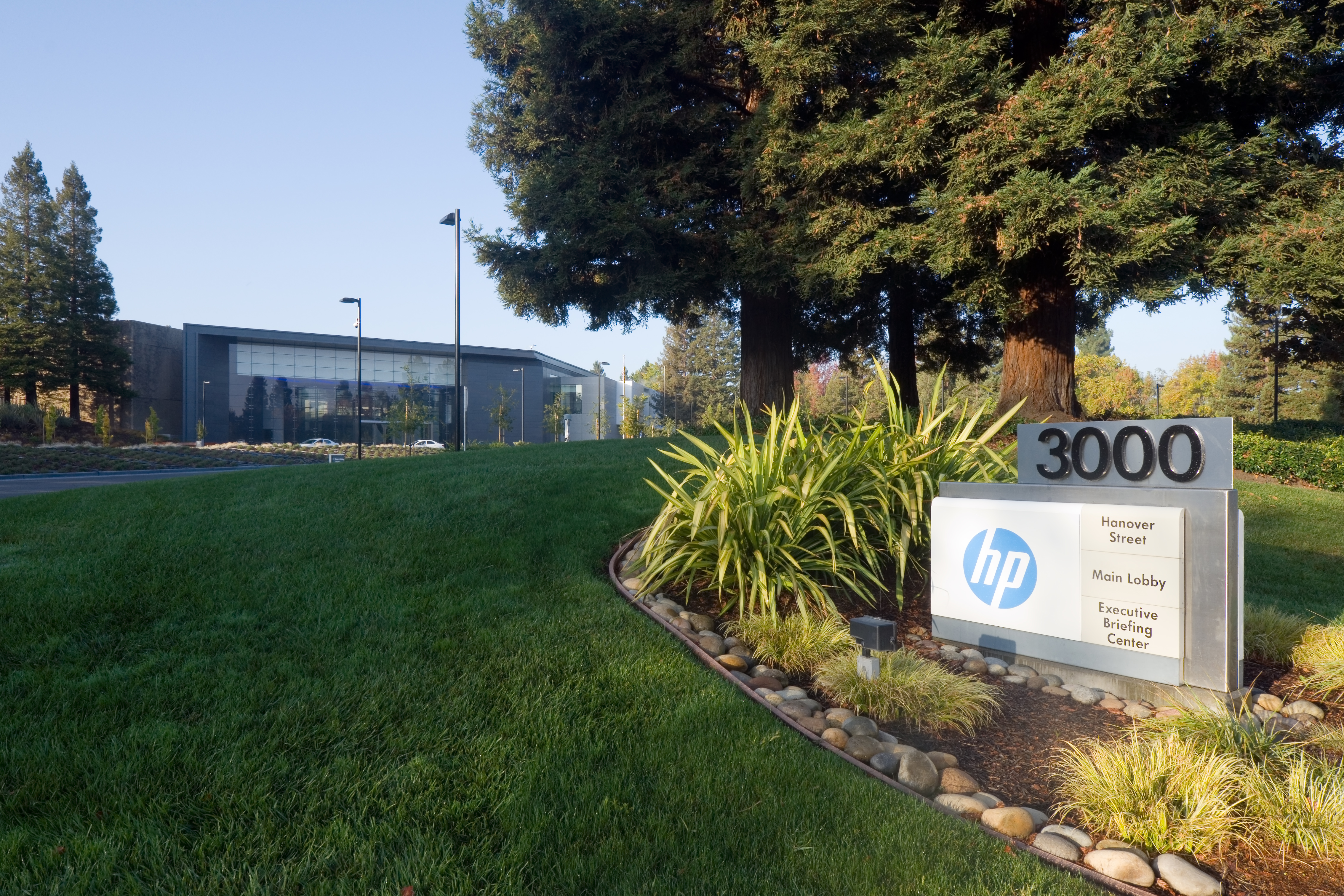 HP Shares Fall After Layoffs And Weak Fiscal 2026 Outlook