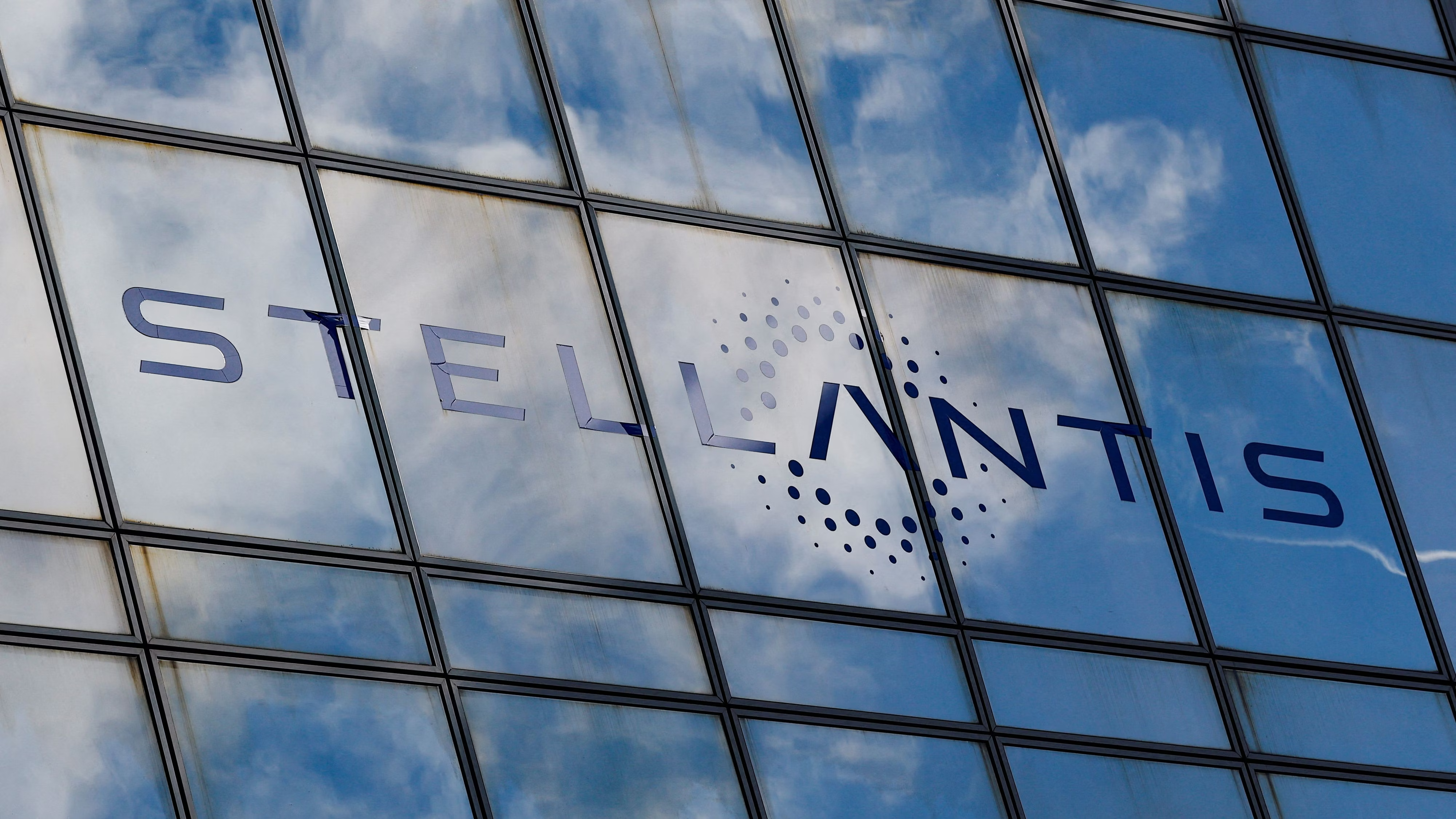Stellantis Recalls Over 375,000 Jeep Hybrid SUVs Over Battery Fire Risk