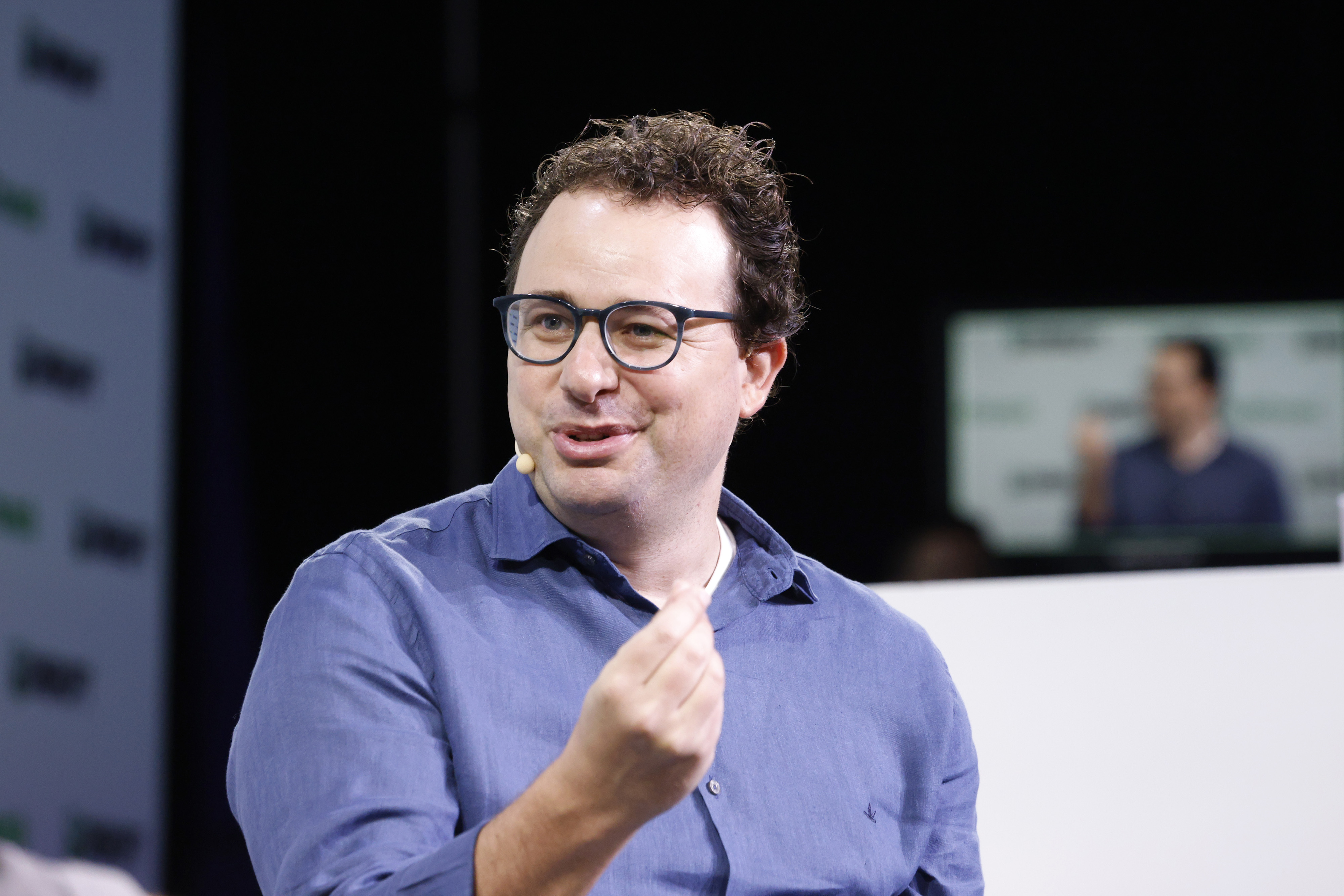 Anthropic CEO Addresses AI Bubble Concerns and Warns of Aggressive Risk-Taking