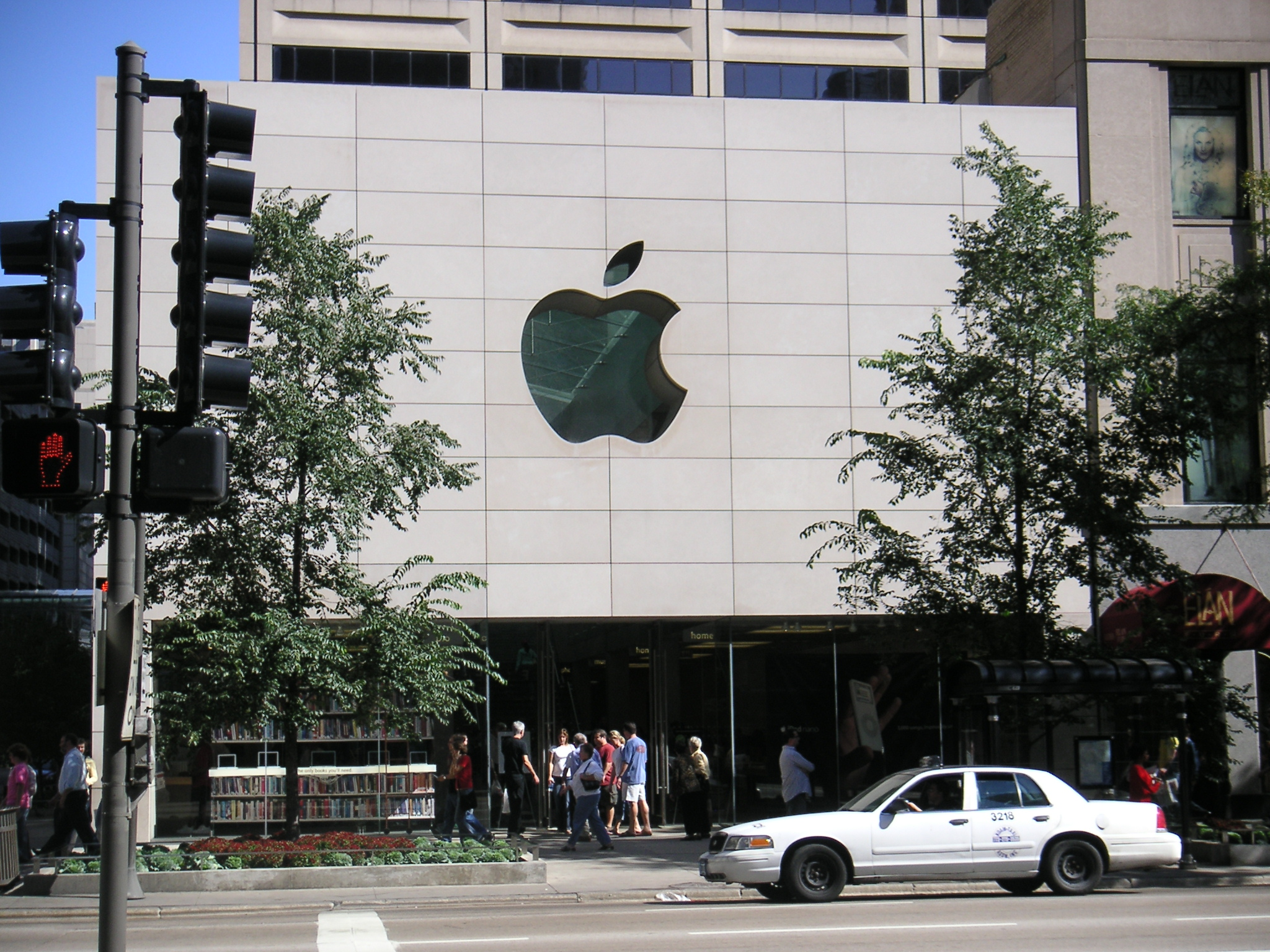 Apple Signs $30 Billion Broadcom Deal for U.S.-Made Wireless Chips