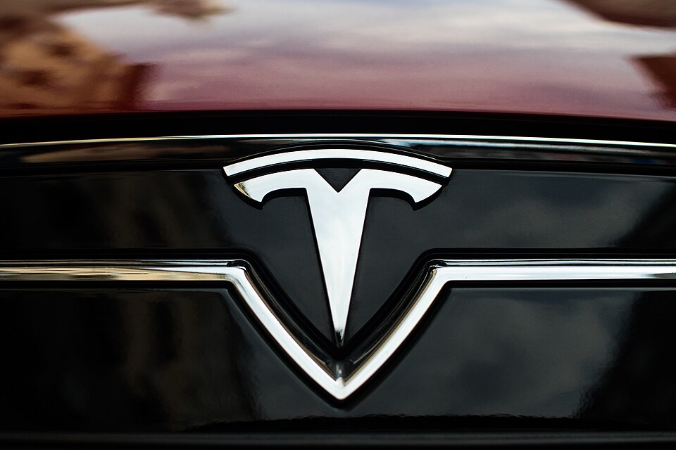 Tesla Plans to Sell Cybercab Robotaxis by End of 2026 Despite Federal Safety Investigation