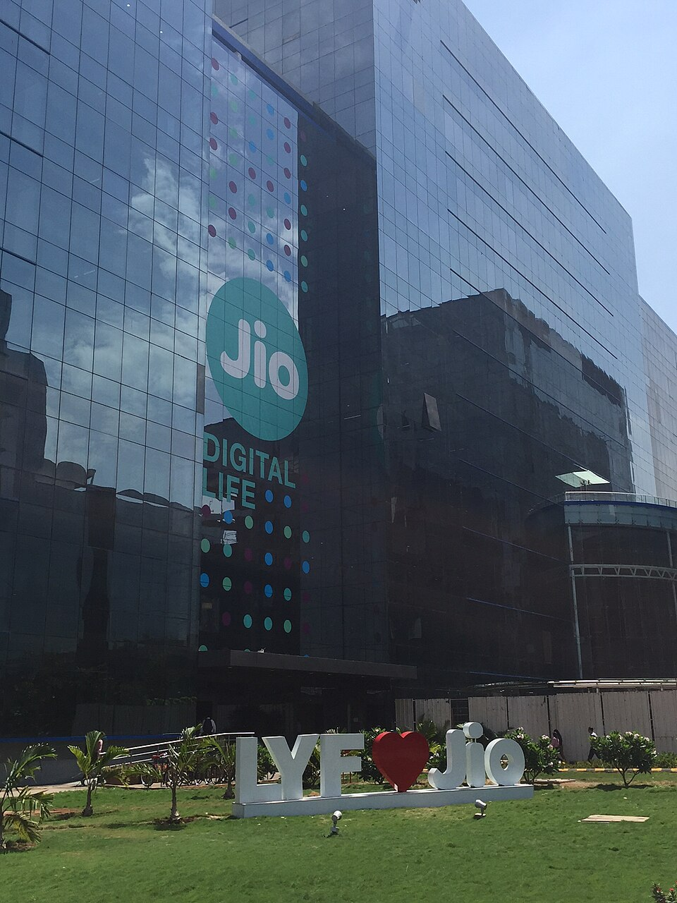 Jio Platforms Shares Surge 21% in Debut After Record $3.2 Billion India IPO